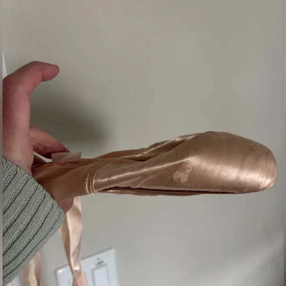 Used Gaynor Minden and Ariel Pink Pointe Shoes - Picture 7 of 11